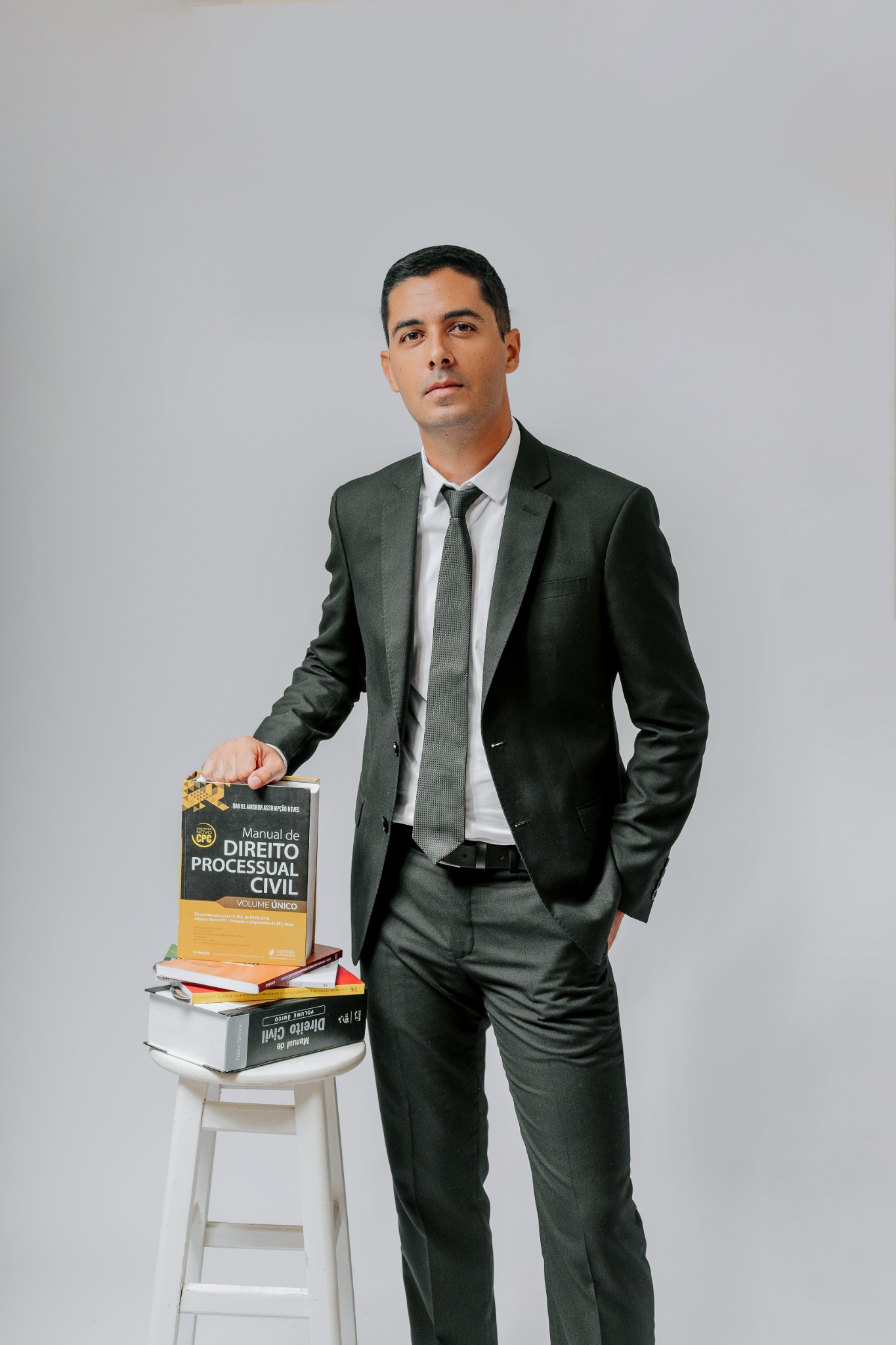 Roberto Souza ao lado de livros jurídicos